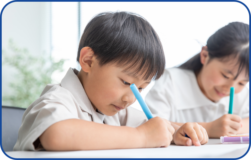 お絵描きをするこどもたち